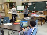 大きな本で読み聞かせをしてもらいました。