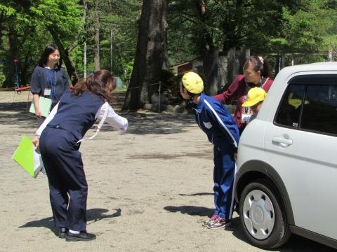 車の陰