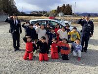 パトカーの前で