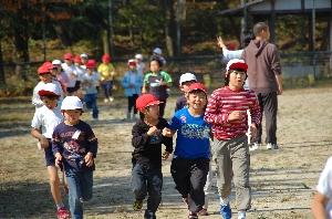 低学年の持久走練習