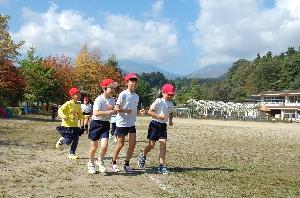 低学年の持久走練習